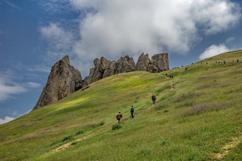Паломники вокруг горы Бешбармаг / Снимок сделан в Азербайджане