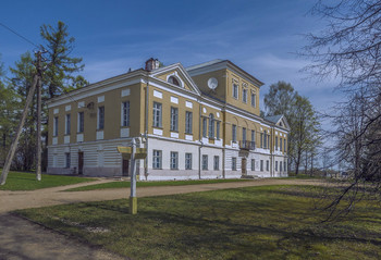 Усадьба Вульфов в Берново. / Старинное тверское село Берново — родовое гнездо Вульфов, известно с XV века. В начале XIX века оно являлось центром Вульфовских поместий в Старицком уезде. С 1828 года Малинники, Павловское, Берново, Курово-Покровское — неразрывно связаны с именем А.С. Пушкина.
 Здесь, в обществе старых друзей, он находил возможность отдохнуть от столичной суеты и вдохновенно работать в тихие осенние месяцы, обсуждая создающиеся сцены «Бориса Годунова» и главы «Евгения Онегина»
Сегодня в Бернове, в доме Вульфов открыт музей А.С. Пушкина. Дом не разрушался и не перестраивался.