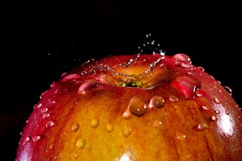 Яблочная корона / Падение капли воды в яблоко.