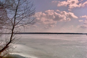 Весенний подледный лов рыбы / Много рыбаков собралось на льду большого озера на подледный весенний лов рыбы
