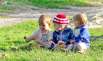 Фокусник... / Дети с любопытством следят за фокусником...