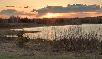 Закат над озером весной склонился / Закат над озером весной склонился
И красотою здесь залился
Пишет картину он свою,
На небосводе дивную зарю