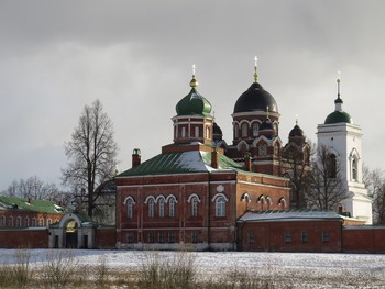 Спасо-Бородинский монастырь. Мартовская непогода... / 26 августа 1812 года в Бородинском сражении погиб генерал-майор, шеф Ревельского пехотного полка Александр Алексеевич Тучков (1777-1812). Вдова генерала, Маргарита Михайловна Тучкова (1781-1852) решила построить на месте гибели мужа храм. После смерти единственного сына, пятнадцатилетнего Николая, в 1826 году М.М. Тучкова поселилась в домике-сторожке напротив храма. 4 июля 1836 года в Троице-Сергиевой Лавре она была пострижена митрополитом Филаретом в рясофор с именем Мелания. В 1838 году община была преобразована в монастырь. Напротив южных ворот Спасо-Бородинского монастыря за часовней преподобной схимонахини Рахили, ближе к левой (южной) Багратионовой флеши, находится братское кладбище воинов, погибших в Бородинском сражении.