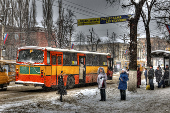 20101212_DSC0750_1_2 vrn / Россия.

Воронеж — столица Черноземья. Город расположен на юге европейской части России в 500 км от Москвы, на берегах Воронежского водохранилища и реки Дон.

Город Воронеж, Проспект Революции (Большая Дворянская улица).

Проспект Революции— центральная улица Воронежа, проходит через Центральный район города. Дореволюционное название, Большая Дворянская улица, также используется в настоящее время. Длина — 2,3 км. Является улицей исторического центра города.

Проспект Революции начал застраиваться более 200 лет назад, в соответствии с регулярным планом 1774 года. Большинство из сохранившихся сейчас зданий было построено во второй половине XIX — начале XX века. Многие здания были разрушены во время боёв за Воронеж, в ходе Великой Отечественной войны, большинство из них в середине XX века было восстановлено.