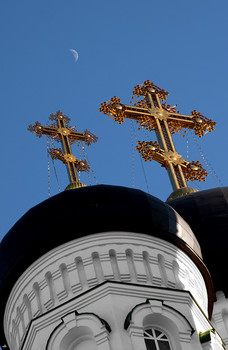 vrn 20110311_DSC0571 / Россия. Воронеж — столица Черноземья. Город расположен на юге европейской части России в 500 км от Москвы, на берегах Воронежского водохранилища и реки Дон.

БЛАГОВЕЩЕНСКИЙ КАФЕДРАЛЬНЫЙ СОБОР — православный храмРусской православной церкви, расположенный в центре города Воронежа. Возведён по проекту архитектора В. П. Шевелёва в Русско-Византийском стиле. Собор находится на Проспекте Революции на территории Первомайского сада. Высота самого храма составляет 85 метров, а его высшей точки — 97 метров. Является третьим по величине в России православным храмом[1] и одним из самых высоких православных храмов мира. Строительство осуществлялось с 1998 по 2009 годы. Возведение храма благословил Патриарх Московский и Всея Руси Алексий II в ходе своего визита в Воронеж.