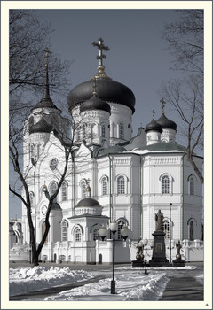 vrn 20110311_DSC0244 БЛАГОВЕЩЕНСКИЙ КАФЕДРАЛЬНЫЙ СОБОР / Россия. Воронеж — столица Черноземья. Город расположен на юге европейской части России в 500 км от Москвы, на берегах Воронежского водохранилища и реки Дон.

БЛАГОВЕЩЕНСКИЙ КАФЕДРАЛЬНЫЙ СОБОР — православный храмРусской православной церкви, расположенный в центре города Воронежа. Возведён по проекту архитектора В. П. Шевелёва в Русско-Византийском стиле. Собор находится на Проспекте Революции на территории Первомайского сада. Высота самого храма составляет 85 метров, а его высшей точки — 97 метров. Является третьим по величине в России православным храмом[1] и одним из самых высоких православных храмов мира. Строительство осуществлялось с 1998 по 2009 годы. Возведение храма благословил Патриарх Московский и Всея Руси Алексий II в ходе своего визита в Воронеж.