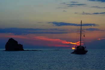 Пробуждение дня / море, солнце, восход, утро, рассвет, вода, парусник, пейзаж