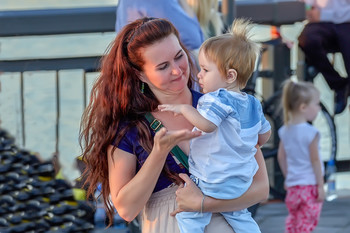 Материнская любовь / Россия, Татарстан, Казань, гордской праздник, люди, горожане, отдыхающие, женщина, мать, ребенок, сын, любовь, чувства, нежность, лето, день