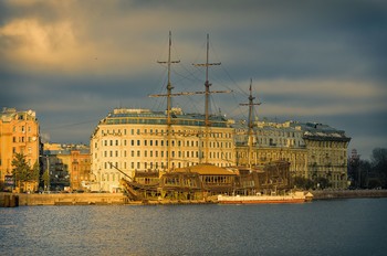 Вид на Мытнинскую набережную. / Вид со Стрелки Васильевского острова. Декабрь 2015.