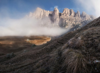 Парящие скалы. / Заповедник Эрзи в Ингушетии, снято в октябре2017. Накануне, несколько дней подряд шли дожди. Циклон отступил лишь за пару часов до рассвета, и утром долину заполнил туман. Склоны скалистого хребта словно парили в воздухе! 
 В октябре 2019 года есть отличная возможность увидеть эти потрясающие заповедные места своими глазами! Приглашаю в фототур по Ингушетии, в эту удивительную страну башен и скалистых гор! Без ночевок в палатках и физических нагрузок! Подробности здесь: http://photogeographic.ru/ingushetya-1019/