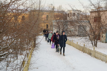 Городские маршруты / Студенты медицинской академии спешат на занятия.