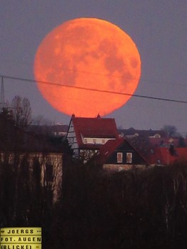 &nbsp; / Den Mond mit der Hand berühren