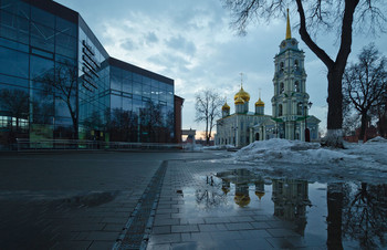 Тульский кремль. Сугробы станут лужами / Россия. Тула. Кремль. Вид на музейно - выставочный комплекс и Успенский собор.