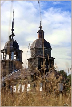 Чистодорская Николаевская церковь. / Церковь Святого Николая Чудотворца стоит на краю поля у села Чистый Дор Кирриловского района Вологодской области. Тип храма – восьмерик на четверике с обширной трапезной и колокольней, построена в 1767 на месте явления иконы этого святого (приплыла по речке). В трапезной был Иоанно-Богословский придел. В XIX в. своего причта не имела, была приписана к Иткольскому приходу. Церковь еще вполне целая, несмотря на почтенный возраст, но увы заброшенная. Как и многие другие храмы России в 30-х годах ХХ века ее постигла печальная участь. Во время гонений на церковь службы были прекращены, а священник изгнан (возможно был арестован). Культовое здание превращено в склад. Руки реставраторов не дошли до это деревянного памятника и он постепенно ветшал и разрушался....(сейчас пытаются реставрировать,вернее сохранить своими силами и средствами простые люди из Мосвкы....). Про село Чистый дор упоминается в одноименном рассказе Юрия Коваля.....«…Вдруг лес кончился, и я увидел большое поле, подобное круглому озеру. В самом центре его, как остров, стояла деревня… Лесная дорога пошла через поле - стала полевой. Дошла до деревни превратилась в деревенскую улицу…». .