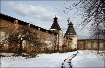 Под надёжной защитой древних стен. / Ростовский Борисоглебский монастырь . 
В 18 км. от Ростова находится посёлок Борисоглебский. Главной достопримечательностью его является монастырь, основанный в честь первых русских святых князей Бориса и Глеба. Сам Сергий Радонежский благословил в 1363 году на создание монастыря новгородских монахов Фёдора и Павла.