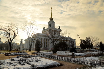 Вечереет / Март на ВДНХ