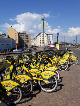 Велосипеды и Хельсинки / Заметили в Хельсинки стойку с ярко-желтыми велосипедами? Смело направляйтесь к ней — это велосипеды для вас! В городском велопрокате любой желающий может взять велосипед на день всего за 5 евро.
