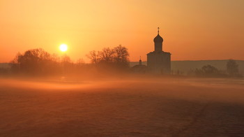 Весенний рассвет в Боголюбово / Бололюбово, Владимирская область.
Весна, туманный рассвет, не так давно сошла вода после разлива.