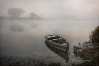 Одинокая лодка / Туманное утро на р. Южный Буг (Украина)
