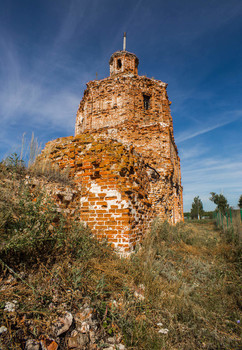 Крепость / Самарская обл., Национальный парк &quot;Самарская Лука&quot;.село Осиновка. Храм Построен в 1714 году, во имя святого Николая Чудотворца и пророка Иоанна. 
Храм, в стиле московского барокко, самый старый на Самарской Луке. 
Его закрыли. В 1929 году и прямо в алтаре расстреляли настоятеля вместе с женой и детьми.
 Сам храм пытались взорвать четыре раза – и при Сталине, и позднее, при Хрущеве. 
Полностью разрушить это здание, не получилось.
Восстановить храм в наши дни не удалось.

Объектив МИР-20