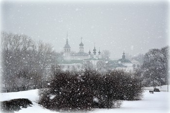 А весна? Обязательно сбудется! / Снегопадами балует март -
Вместо дружной весенней распутицы
Снова в белый пушистый наряд
Одеваются дворики, улицы.

Бедный дворник ворчит поутру:
&quot;Надоела зима растреклятая!&quot;
Я тихонько согласно кивну,
Утаю, что зиме только рада я.

И с восторгом взгляну в небеса,
Где снежинки в шальном вихре кружатся.
Разве можно ругать чудеса!?
А весна? Обязательно сбудется! 
https://www.sunhome.ru/poetry/snegopad-v-marte