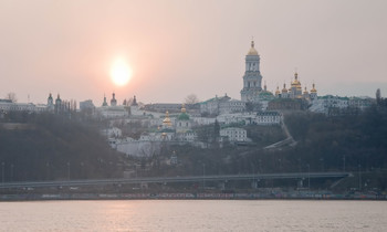 Очищена ее колоколами / Свято-Успенская Киево-Печерская Лавра. 

Вид правого берега Днепра, съемка проводилась с левого берега.