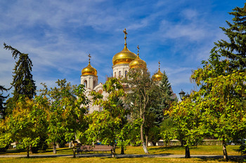 Золото осени / Россия, КМВ, Пятигорск, сквер, Кафедральный собор Христа Спасителя, осень, день