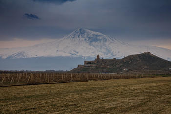 &nbsp; / Хор Вирап (армянский монастырь на границе с Турцией) у подножья горы Арарат