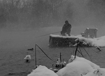 Зимнее ненастье / Россия. Тула. Косая Гора. Озеро Горячка.
