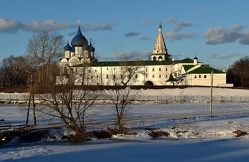 Иду, спешу весне навстречу / Иду, спешу
 весне навстречу –
По коже шёлк из ветерка,
И сердце будто бы из шёлка,
В глазах – небесная река.

Иду, бегу
 весне навстречу –
Уже растаял клятый лёд.
И, распрощавшись с зимней грустью,
Душа по-новому поёт.

Иду, лечу
 весне навстречу – 
Мой ангел крылья распрямил,
Эмоций хлещет многозвучье – 
И вновь безбрежен счастьем мир!
Натали САМОНИЙ,