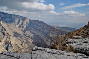 У края каньона / Самый глубокий каньон на Ближнем Востоке и второй по глубине в мире после Большого каньона в Аризоне, США, находится в Омане. Местные жители его называют Вади-Гул, а иностранцы именуют Гранд-Каньоном.

Он расположен недалеко от вершины Джебель Шамс, самого высокого пика в Омане (3009 м), который в русской традиции имеет название Эш-Шам.