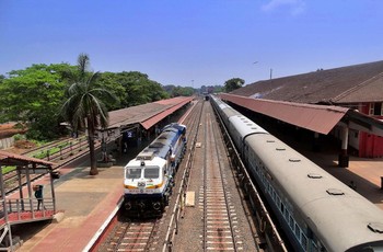 Железнодорожная пятница / Самая востребованная железнодорожная станция в Гоа — это Мадгаон, станция расположена на окраине райцентра Южного Гоа и именно на эту станцию прибывают поезда из Мумбаи, Дели, Мангалора, Кочи и других популярных туристических индийских городов.