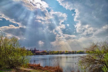 лучи солнца / Апрель.Облака.И солнца лучи...