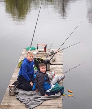 рыбаки / Апрель.Мальчики выбрались на рыбалку.Но не клюет...