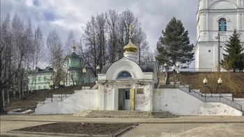 &nbsp; / Вязьма. Часовня Аркадия Вяземского (2009 г.). На заднем плане - храм в честь священномученика Макария (2018 г.)