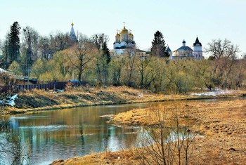 Можайский Лужецкий Ферапонтов монастырь / &quot;Над берегами тихих речек,
 где Русь с холмов брала разгон,
как символ жизни человечьей,
 над жизнью плыл церковный звон ...&quot;