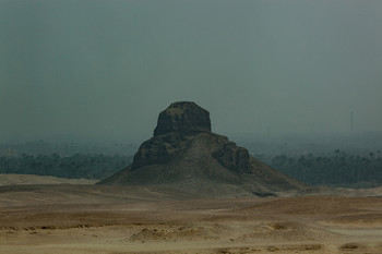 Черная пирамида / Черная или темная пирамида Аменемхета III. Названа так из за темного цвета щебня, который образует холм