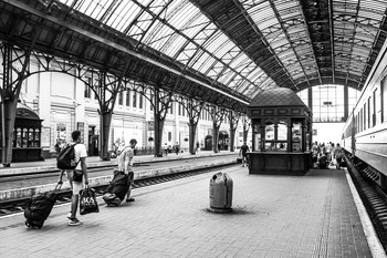 Туристы уезжают домой... / Культурная столица Украины г. Львов - Железнодорожный вокзал.