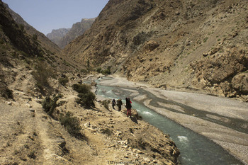 По дороге вдоль реки / Таджикистан. Фанские горы.