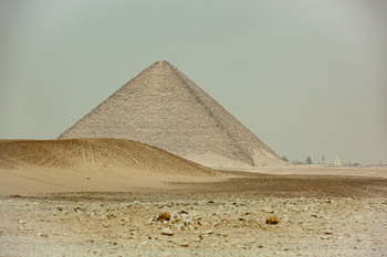 Красная Пирамида Снофру / Вид на Красную пирамиду в Дахшуре