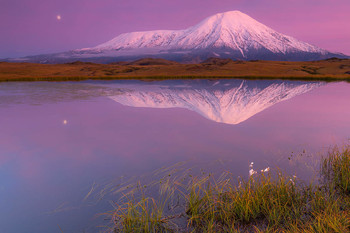 Вечерние краски / Камчатка.
Закат над вулканом Толбачик и восходящая луна.

Фототуры по Камчатке. www.kamphototour.com