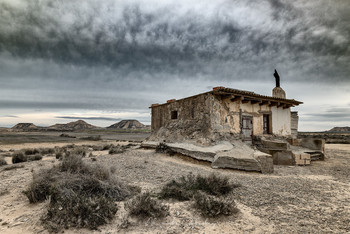 Дом Восходящего Солнца / Посреди пустыни под Сарагосой. Наварра, Испания