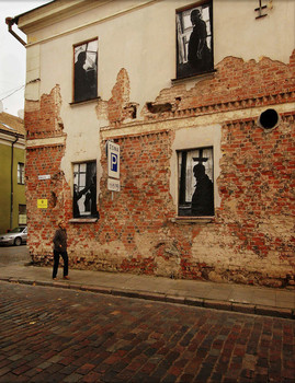 Дом с привидениями / Путешествуя по Литве посетили Каунас. Гуляя по улицам старого города увидела вот такой дом. Проходящая по улице женщина, на мой взгляд, оживила фото