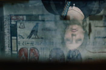 На стыке эпох / Портрет-отражение в витрине саркофага в Каирском музее