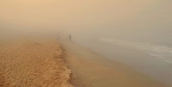В тумане по берегу моря / Однажды, рано утром на побережье опустился густой туман, было тепло и очень влажно, как в бане. Тяжело дышалось, кто прогуливался и занимался пробежками.