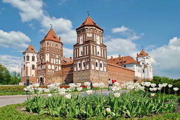 Весна в Мирском замке / Беларусь. Мирский замок. посёлок Мир.