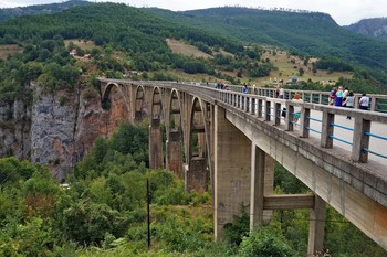 Мост Джурджевича / Бетонный арочный мост через реку Тара. Черногория.