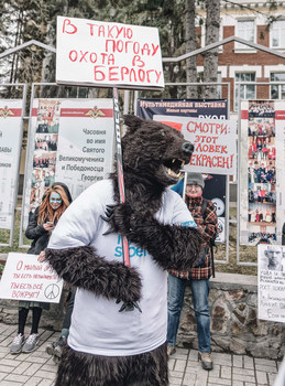 участник монстрации / Монстрация - альтернативное первомайской демонстрации шествие неформальной молодёжи, основанное молодым художником Артёмом Лоскутовым. Впервые провед1нное в Новосибирске, сейчас распространилось на многие Российские города. В Новосибирске с некоторого времени поддерживается официальными властями.