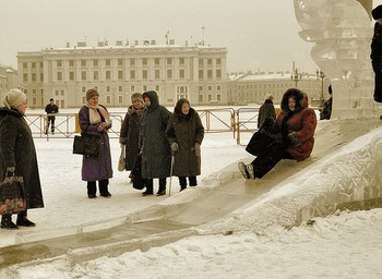 Любимое настроение / 2006г СПб ледяной городок на Дворцовой площади. Пенсионерам вход бесплатный.