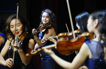 Allegro ma non troppo... / Государственный ансамбль скрипачей Республики Саха (Якутия) &quot;Виртуозы Якутии&quot;